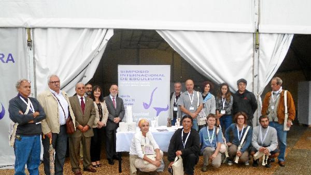 Foto de familia de participantes y organizadores del simposio internacional.
