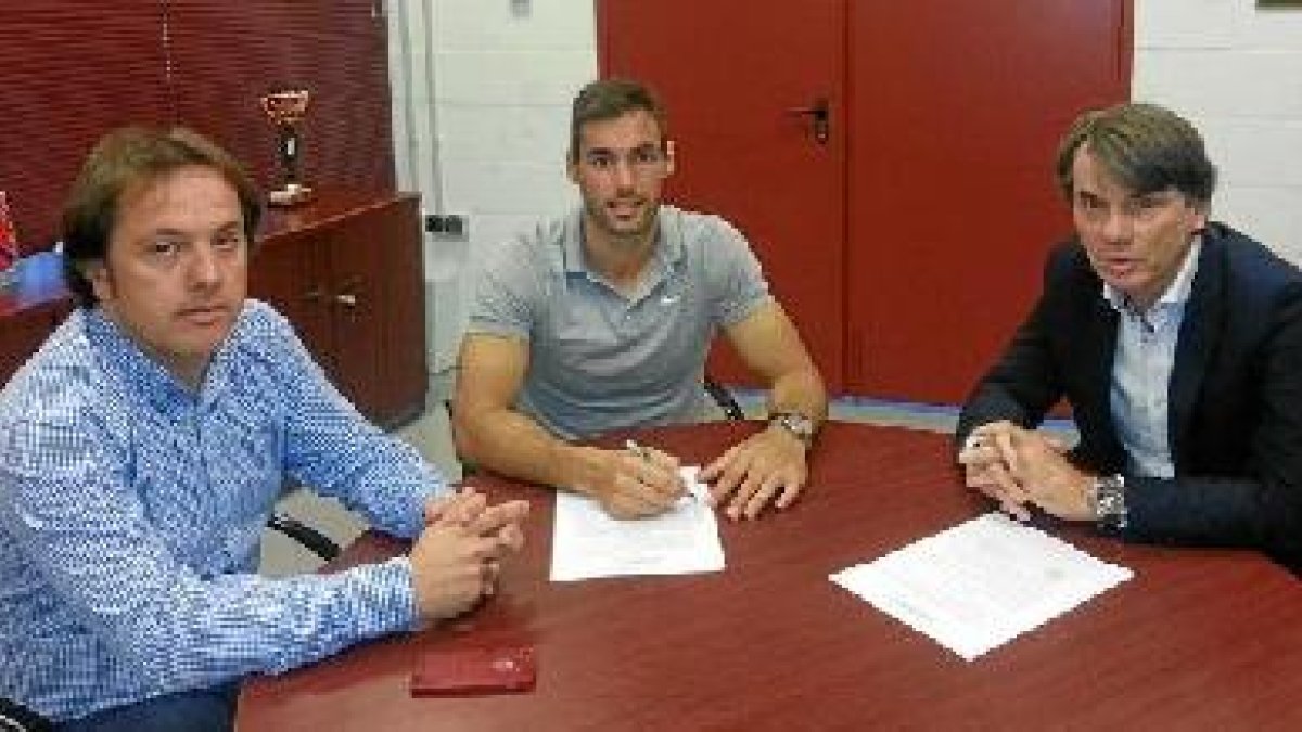 Andrés Fernández, Trujillo y su agente.