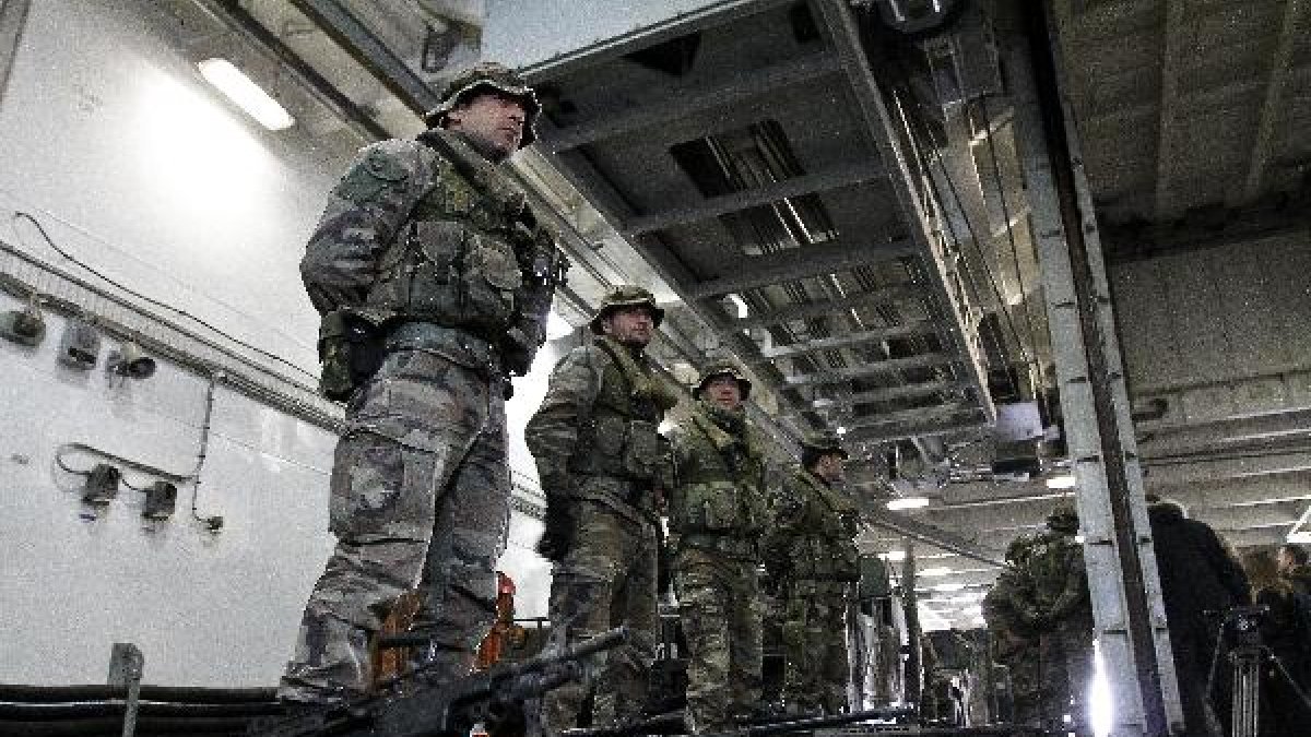 Militares españoles a bordo del buque anfibio Castilla en la Noble Mariner 2011