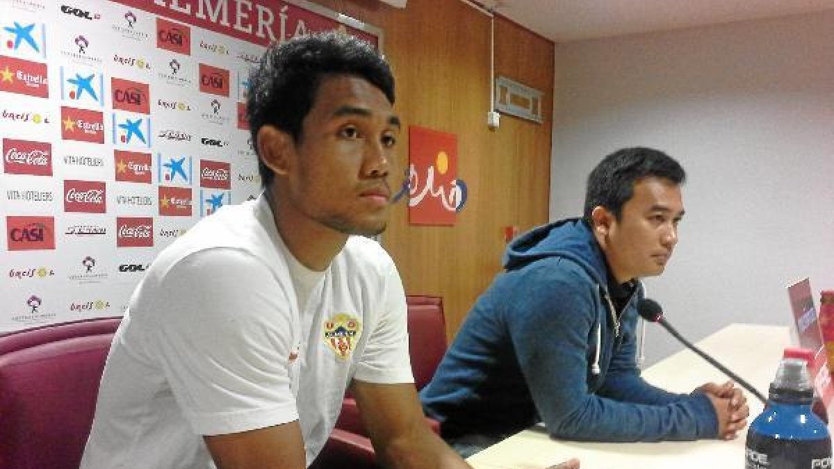 Teerasil, en rueda de prensa con James, que hizo de traductor del futbolista.