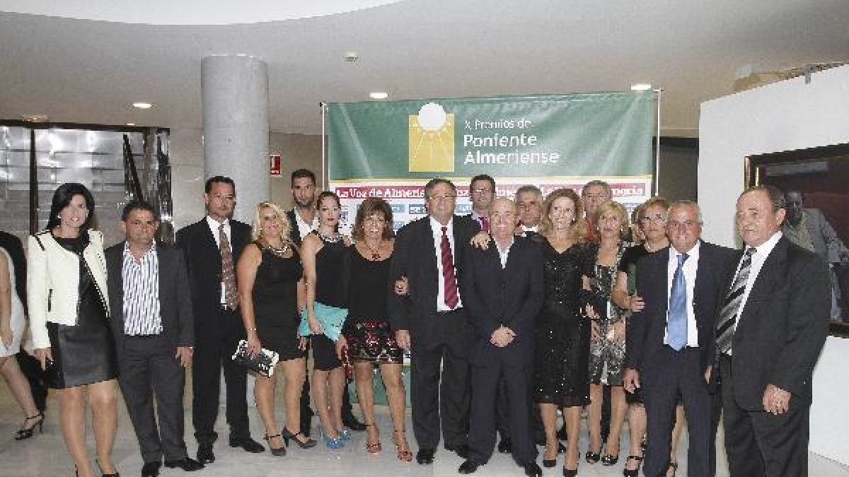 El presidente de Hortamar, con su familia y socios de la cooperativa más veterana del municipio, que