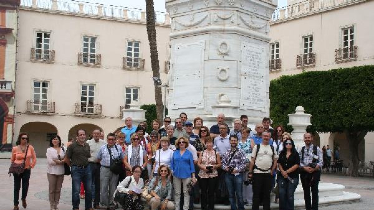 Participantes en la visita guiada por las huellas de la Almería andalusí.