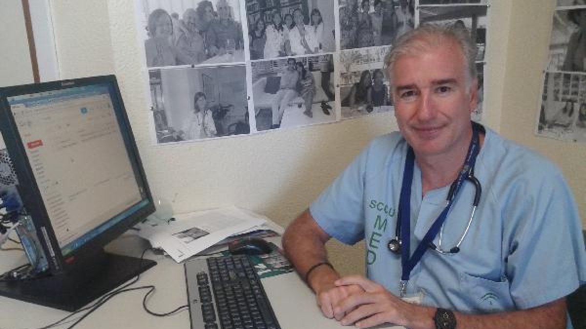 Francisco Giménez en su consulta de Torrecárdenas.