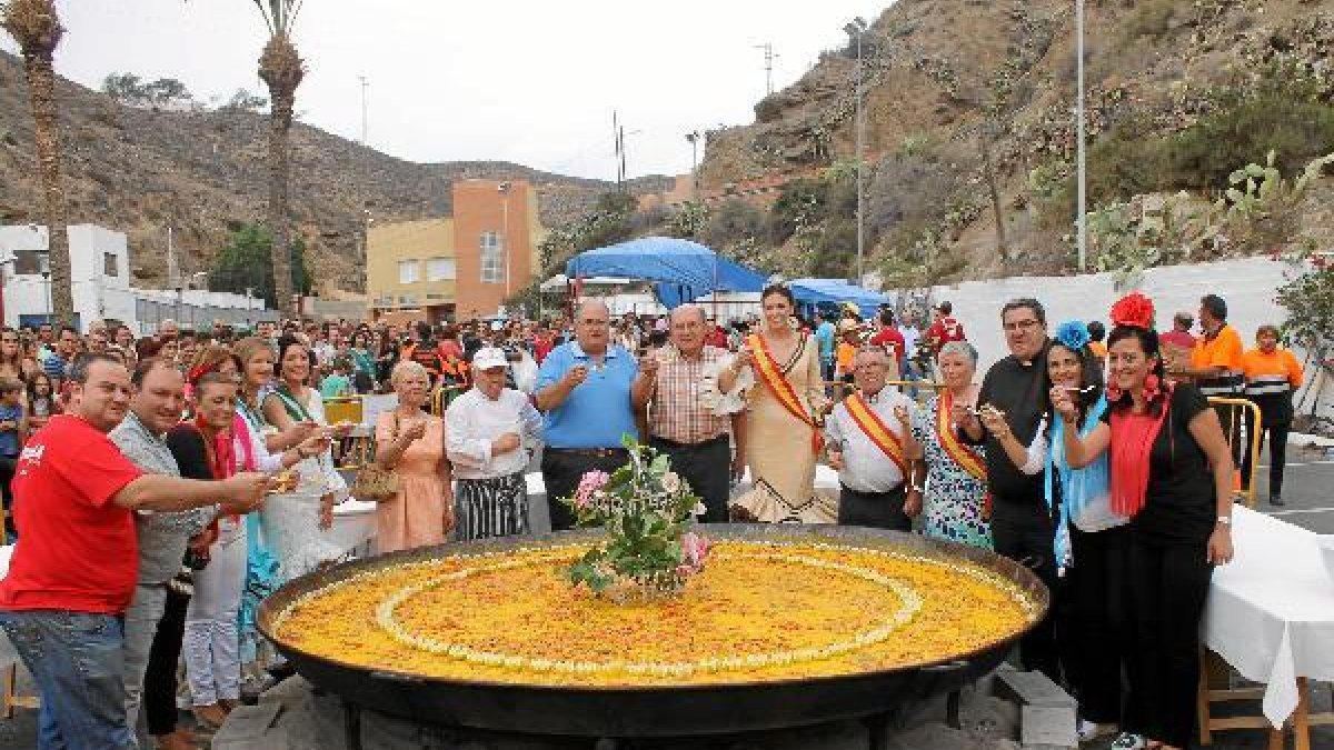 El alcalde inauguró la paella