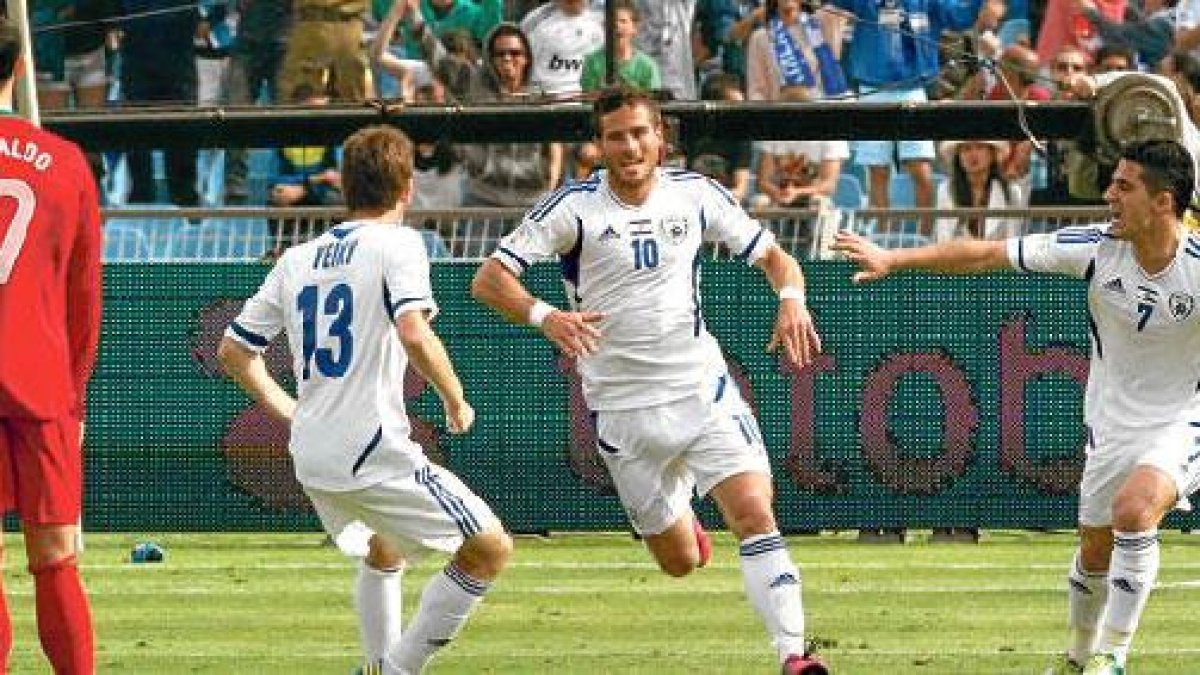 Hemed celebra un gol con Israel ante la Portugal de Cristiano Ronaldo.