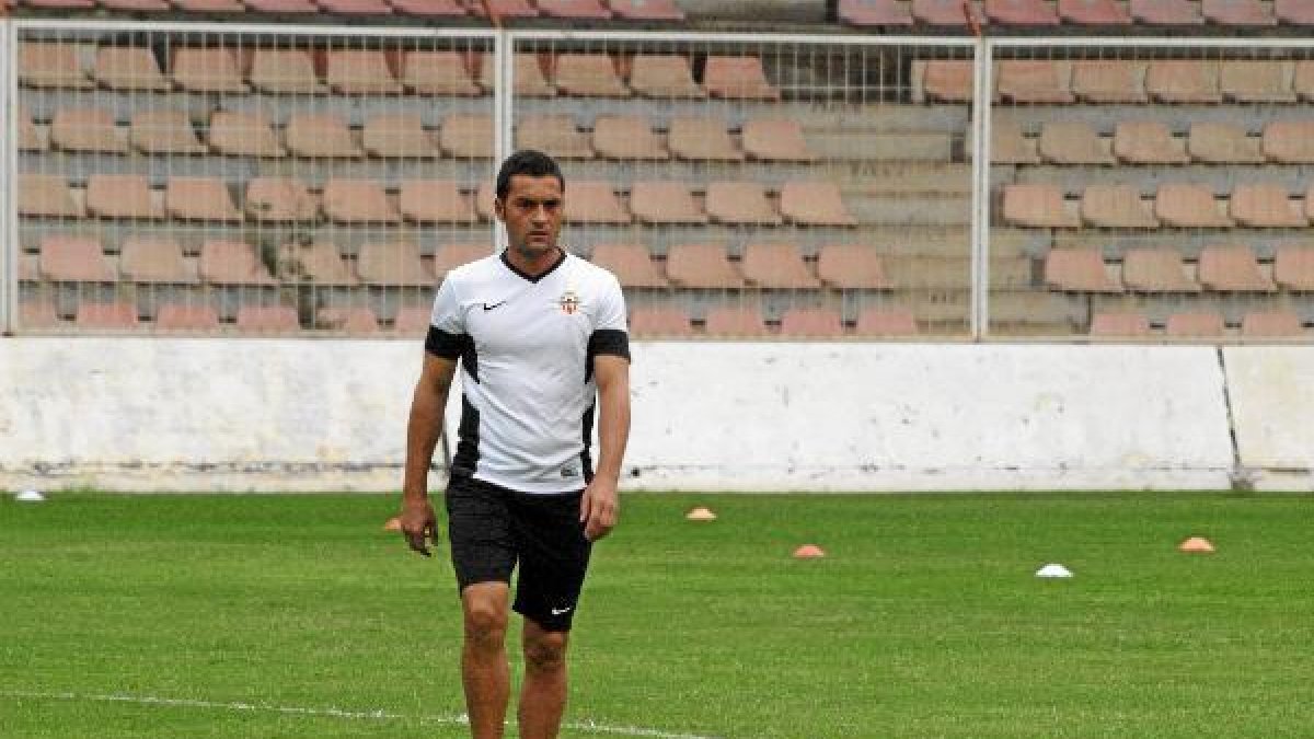 La soledad del entrenador siempre va en la maleta de ruedas del mister.