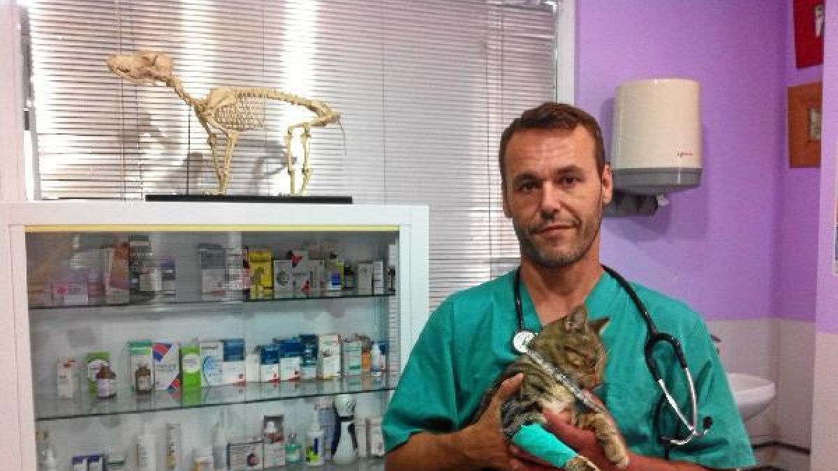 Juan Manuel Taboada en su clínica veterinaria