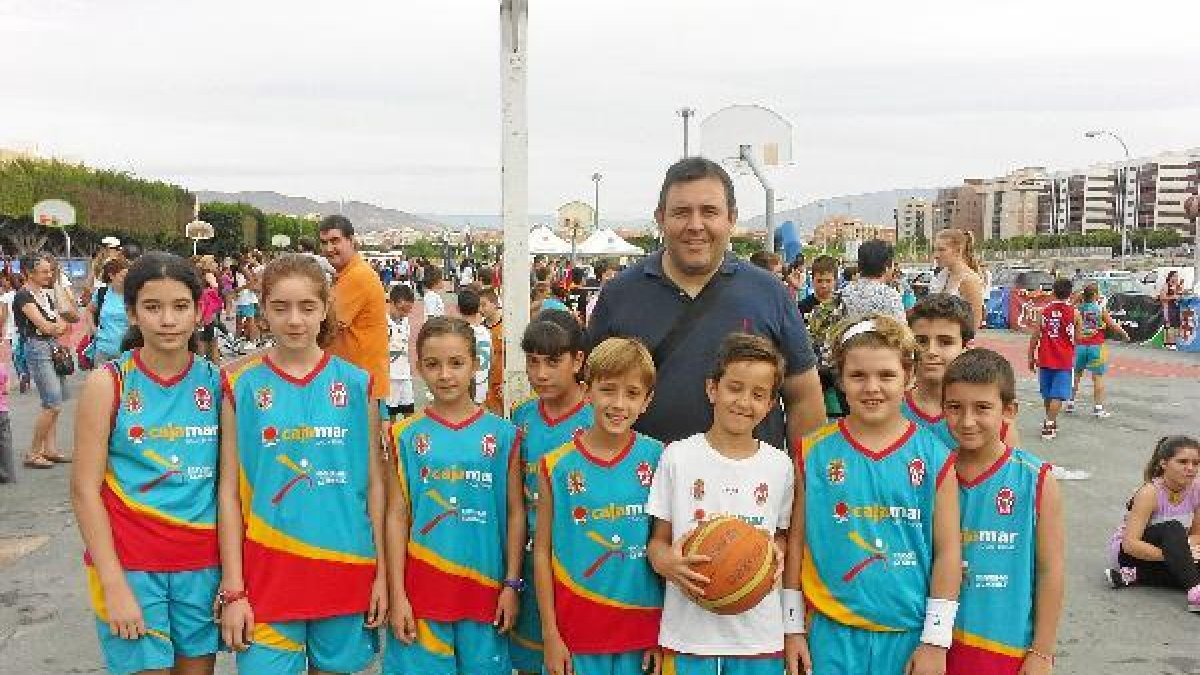 José Francisco Cara con los pequeños.