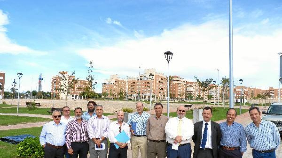 Junta de Compensación y Pablo Venzal tras la firma de la recepción de las obras