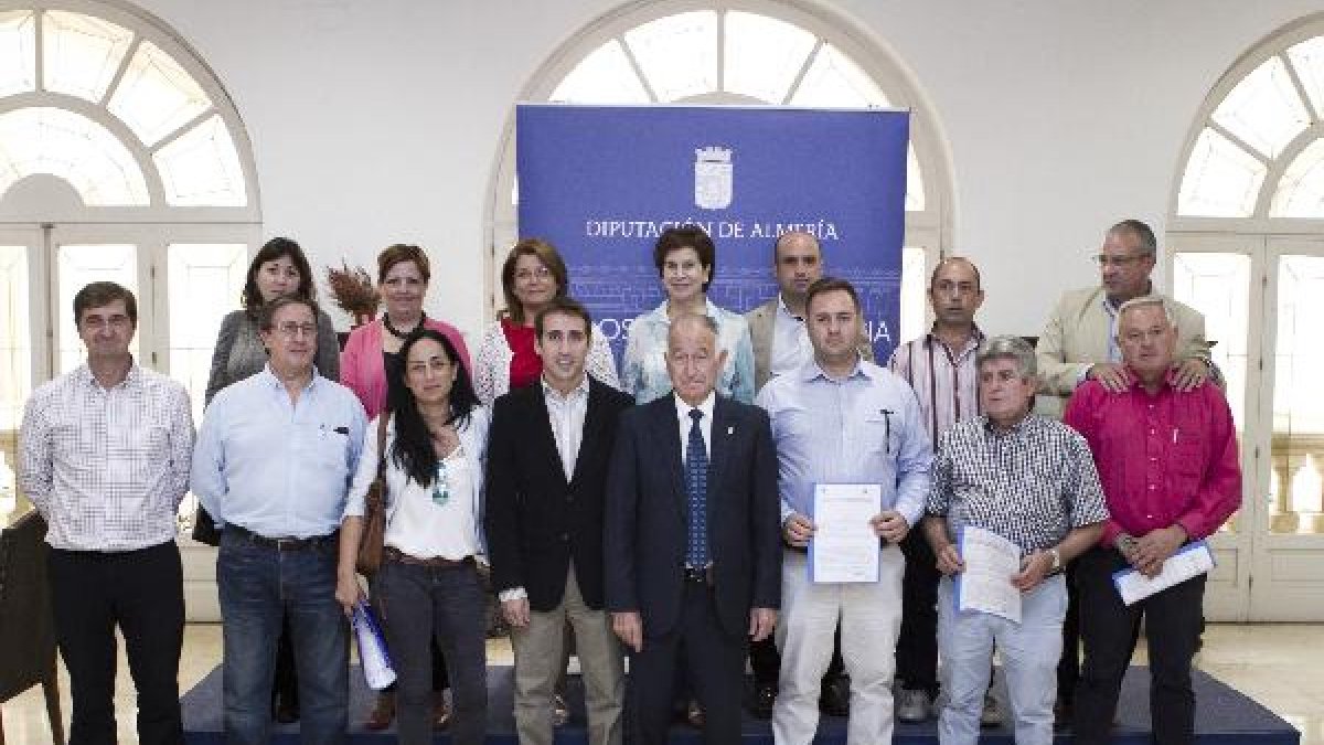 El presidente Amat con los alcaldes y concejales beneficiaros de este Plan