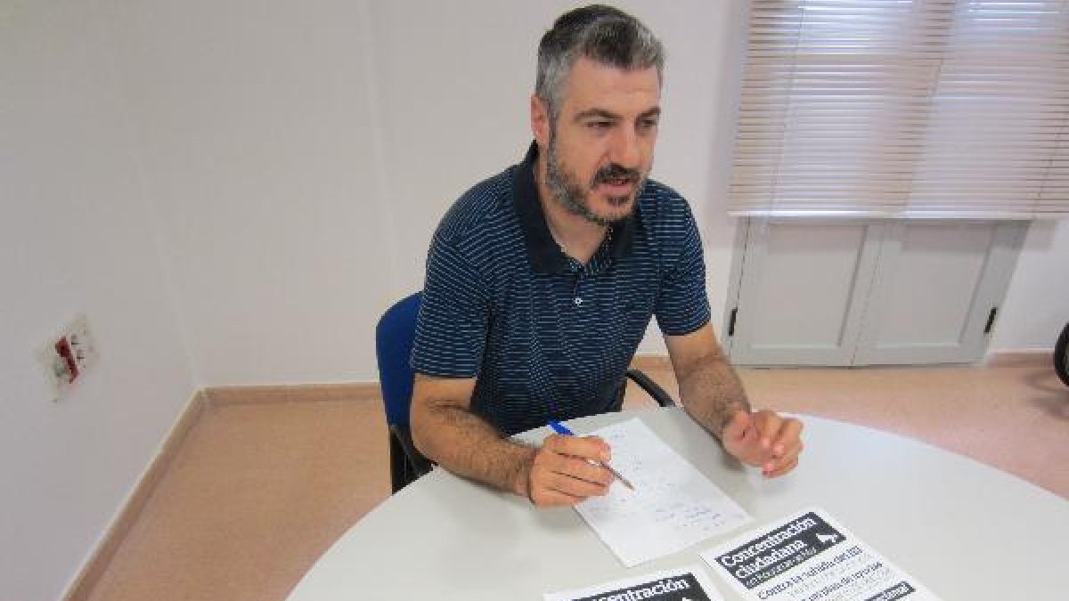 El portavoz de IU en Roquetas, Ricardo Fernández.