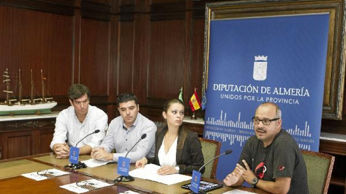 Diputada deportes y personalidades que le acompañaron en la presentación del evento.