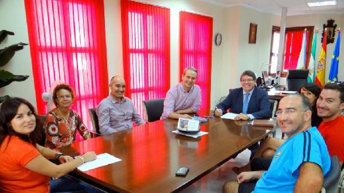 Reunión entre Gobierno local y directores de los colegios