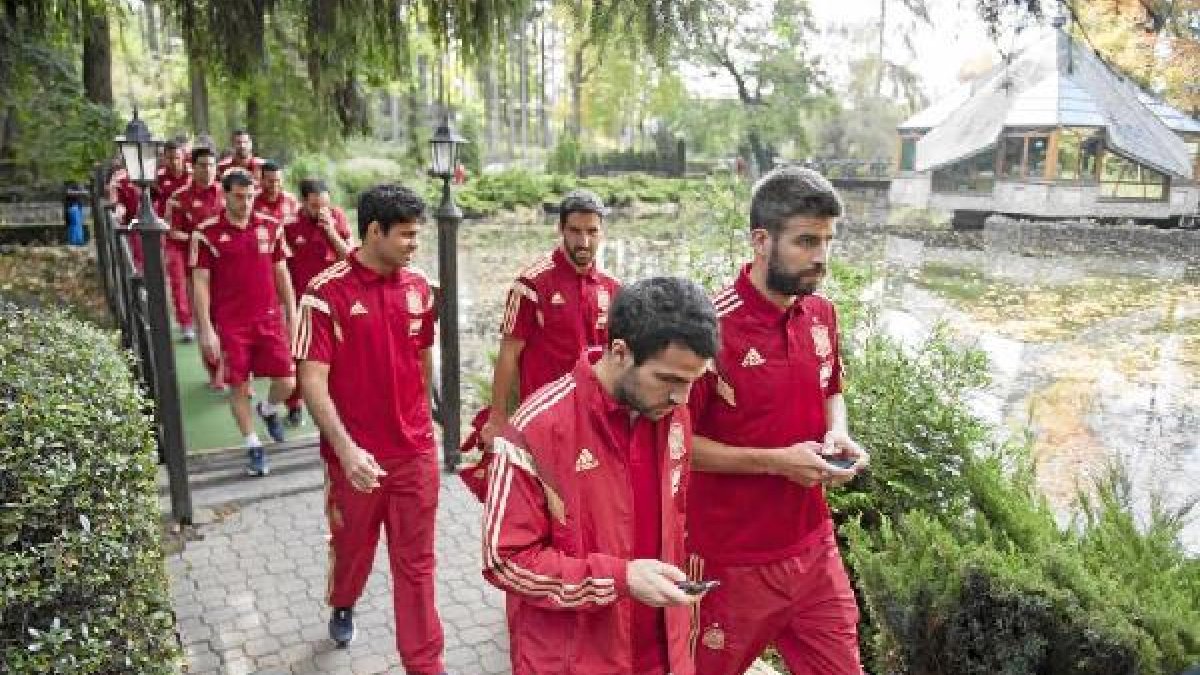 Los componentes de la Roja se relajan antes de la gran cita.