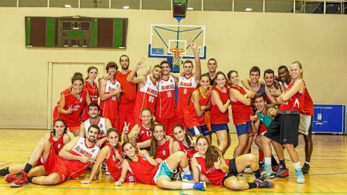 Los equipos almerienses posan unidos para la campaña de abonos.