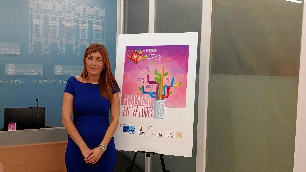 Carolina Lafita junto al cartel del programa presentado esta mañana.
