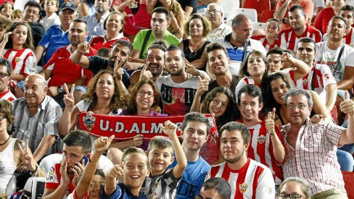Los aficionados fieles nunca fallan cuando juega el Almería.