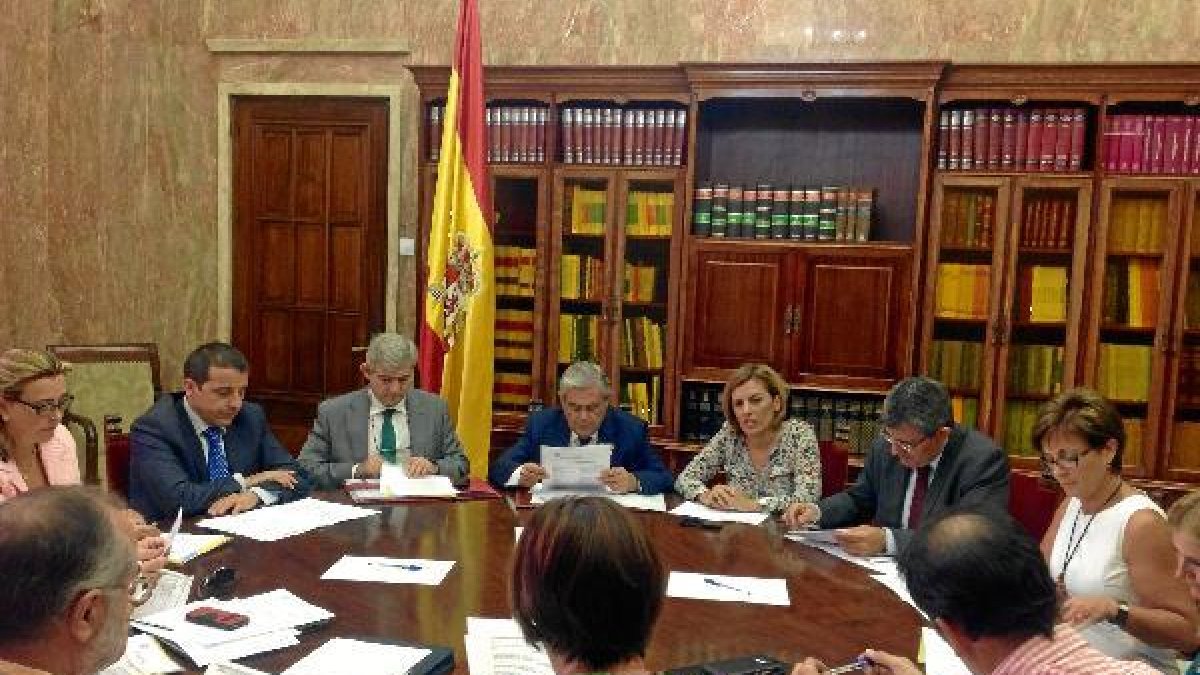 Responsables de las administraciones públicas durante la reunión de ayer.