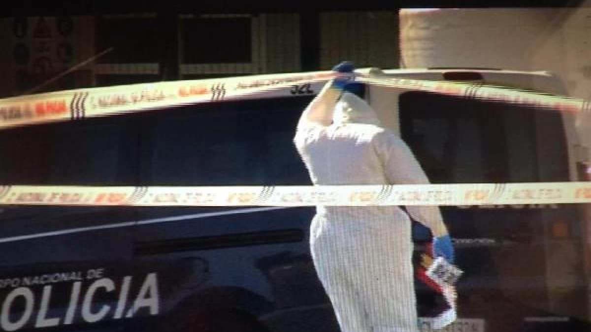 Agentes con protección en el Puerto de Almería.