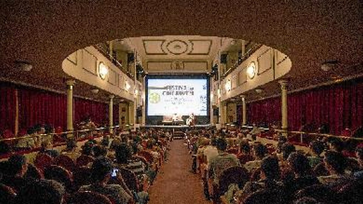 El Teatro Apolo rozó el lleno durante la jornada inaugural.