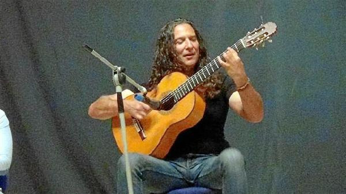 El guitarrista durante el recital en El Acebuche.