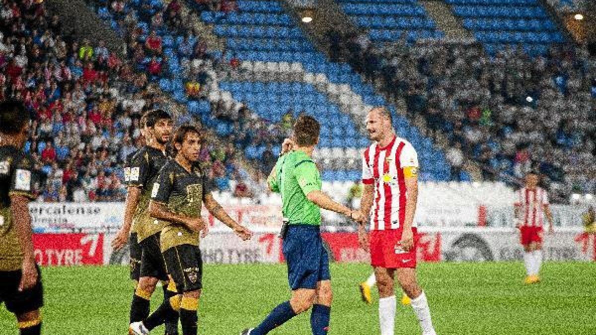 El Almería recibió dos goles del Elche.