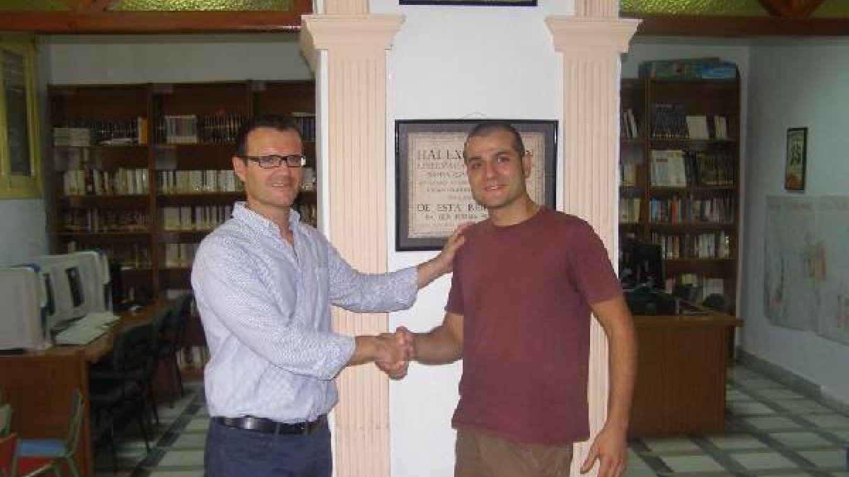 El alcalde, Juan Miguel Tortosa, despidiendo al joven voluntario