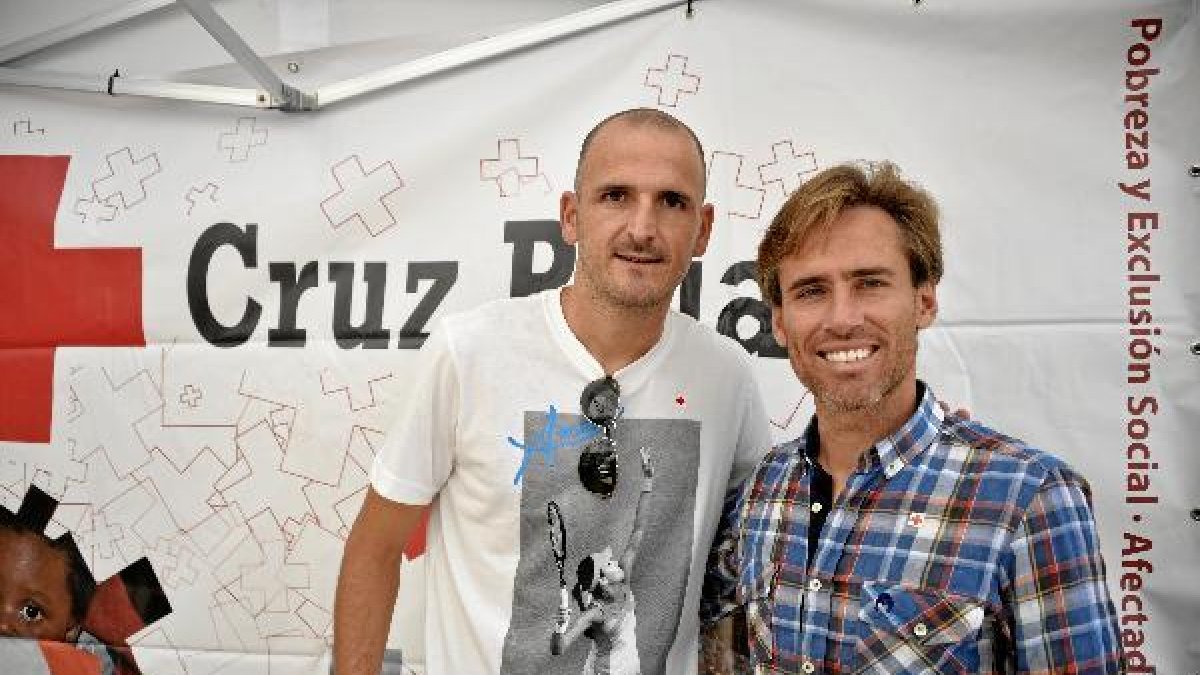 Dos capitanes solidarios en el Día de la Banderita.