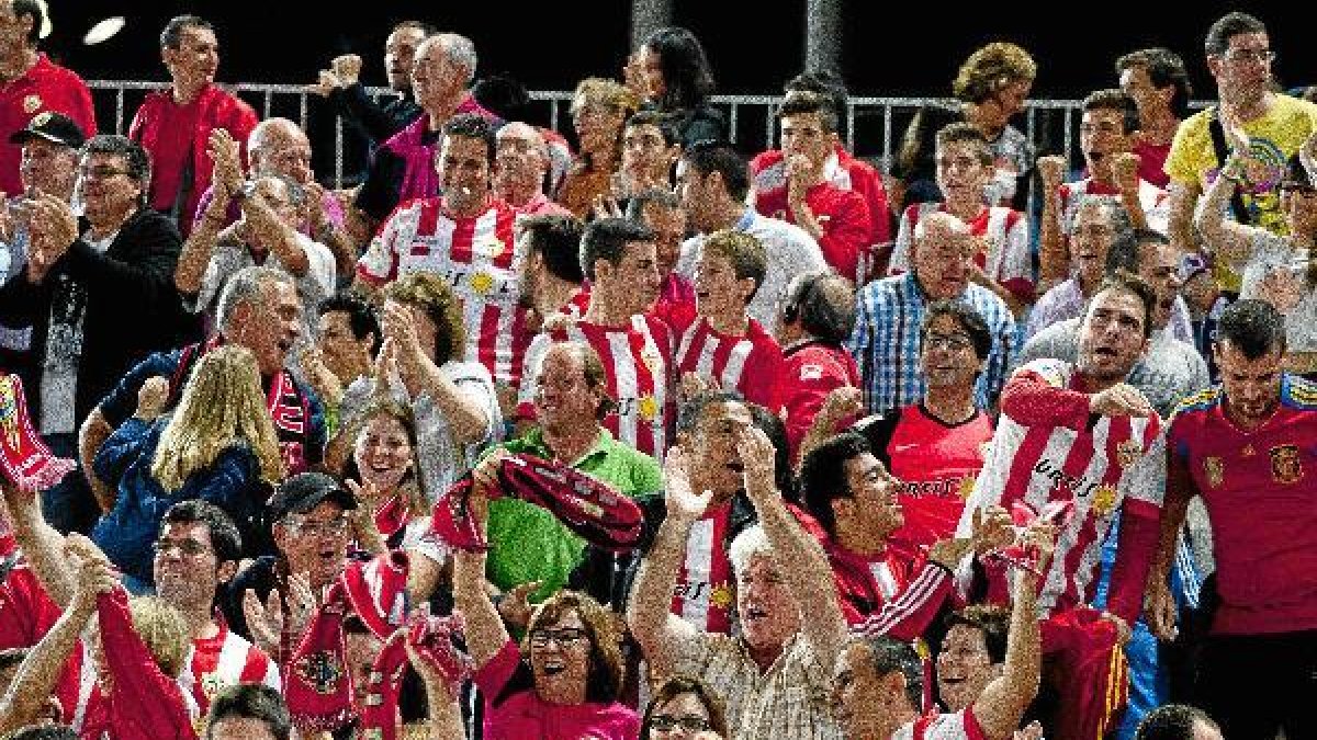 Los aficionados participan a ráfagas en los partidos de casa.