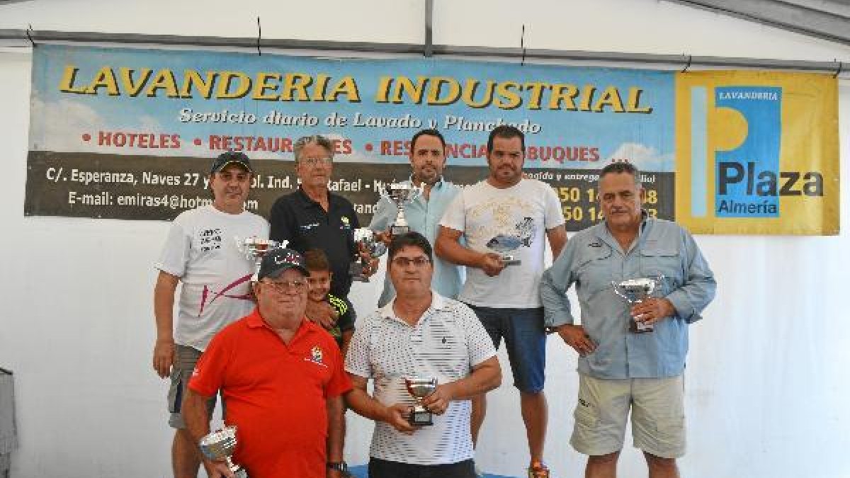 Podio con los primeros pescadores clasificados.