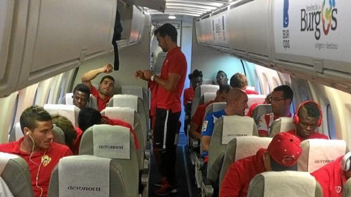El avión del Almería en pleno vuelo.