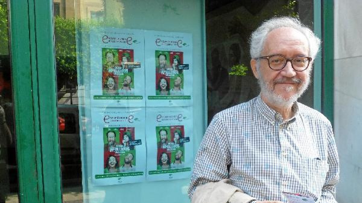 Emilio Martínez-Lázaro, frente a algunos carteles de su película.