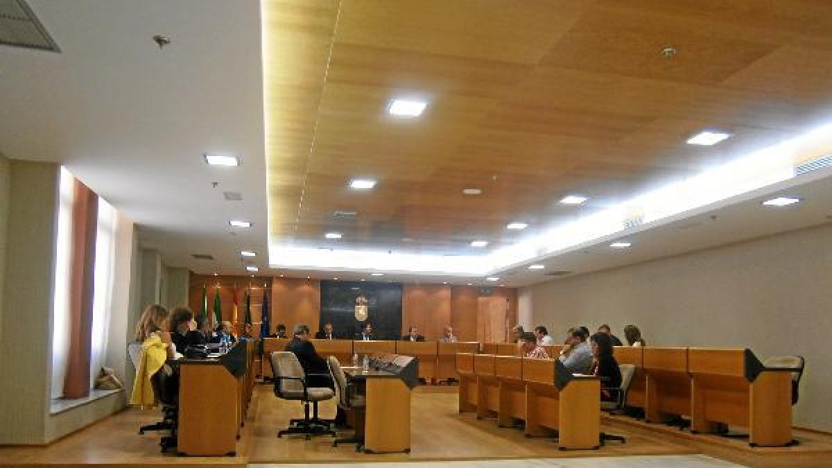 Se ha dado luz verde a la mejora de la radiocomunicación de la policía local, con el voto en contra