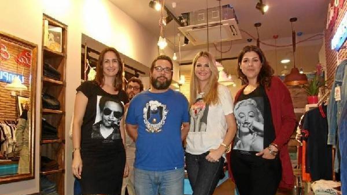 Laura, Bel y María del Mar, las propietarias junto al blogger Curro Lucas.
