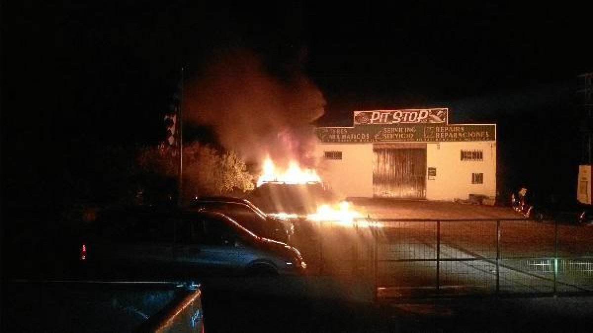 Inagen del fuego con la nave al fondo.