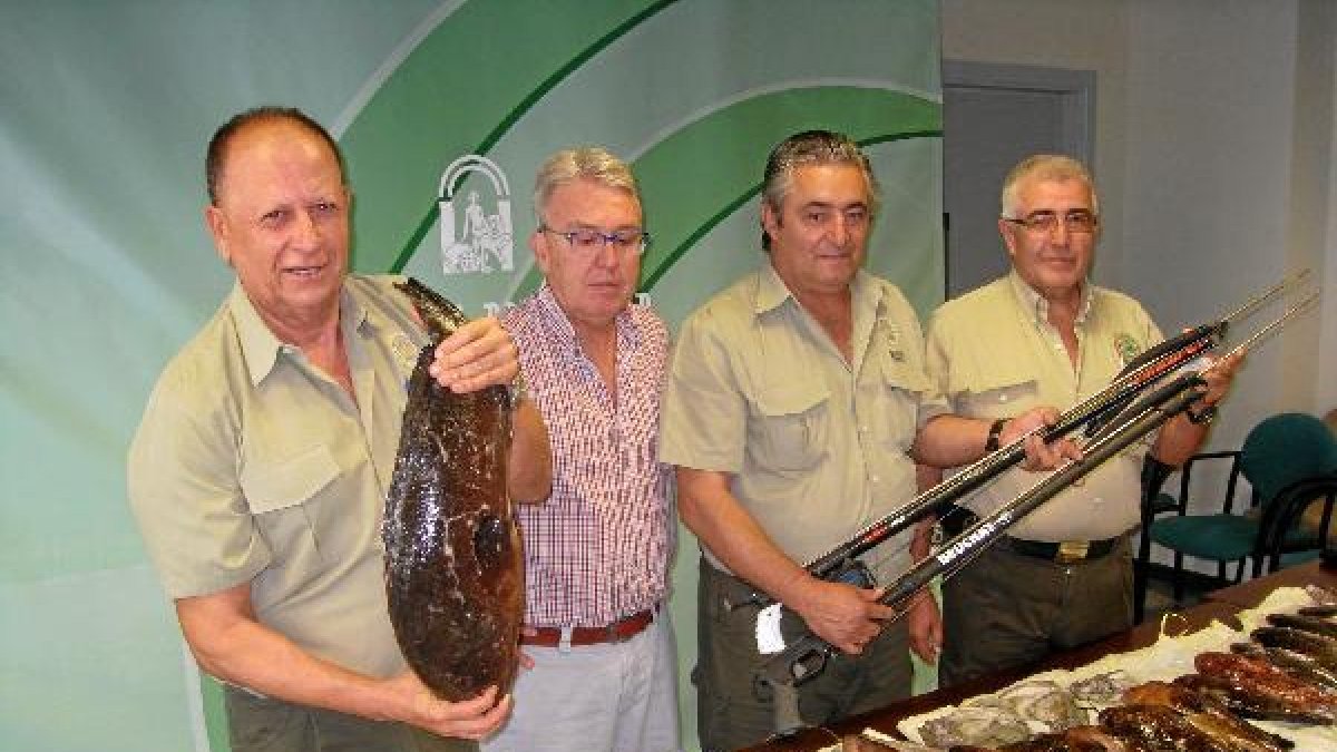 Agentes mediambientales con material incautado.