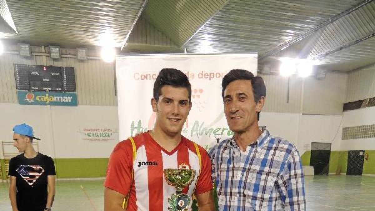 Palermo recibiendo un Trofeo de manos de Juan Ibáñez.