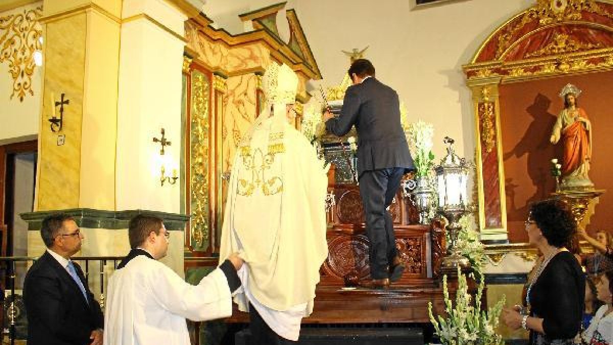 El alcalde y el Obispo de Almería se suben para dar la vara a la Divina Infantita
