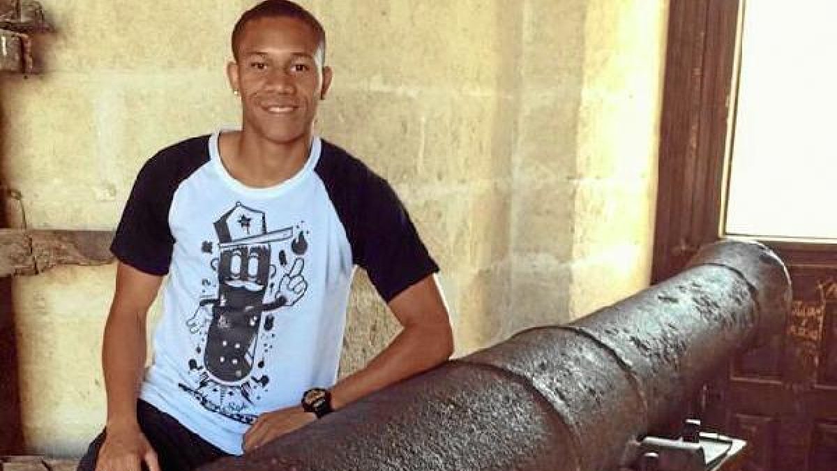 En su visita a La Alcazaba al lado de un cañón.