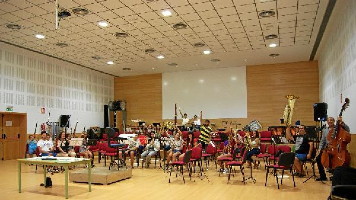 Durante uno de los ensayos, profesor y alumnos, de muy variadas edades, saludaron levantando los ins