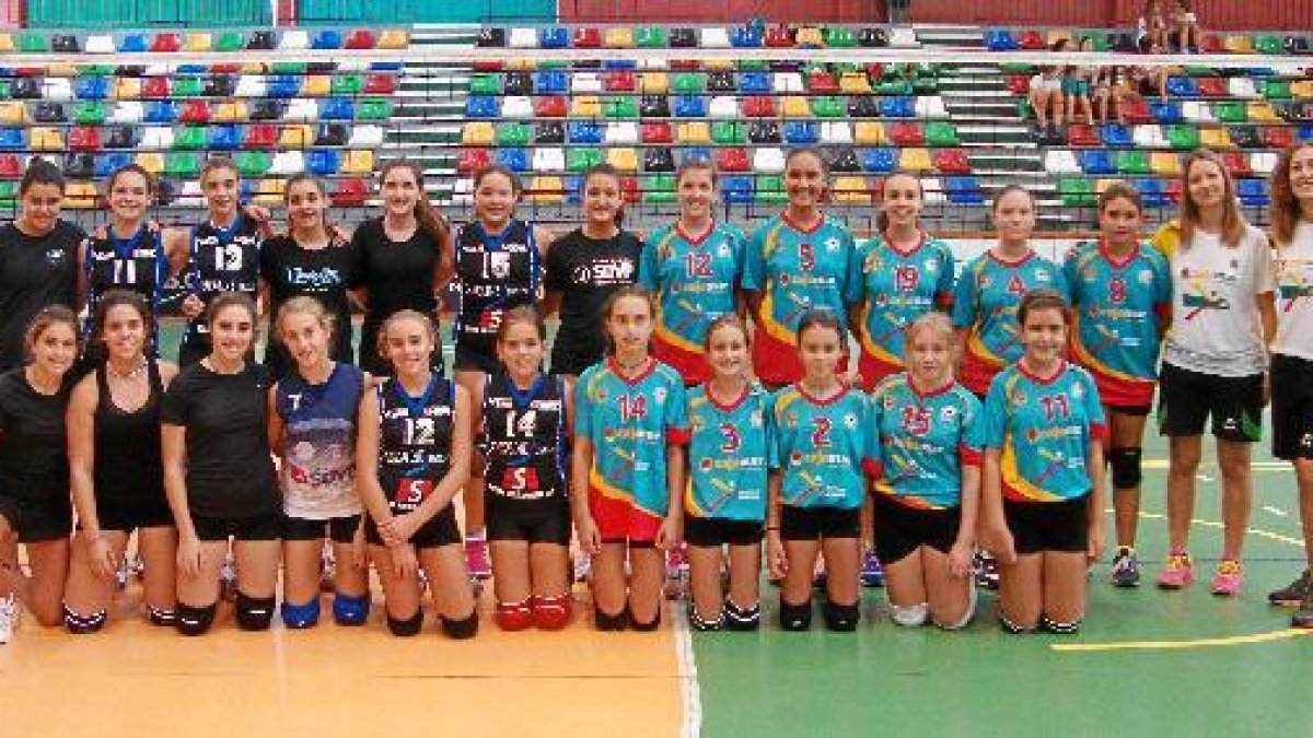 Los equipos de Cajamar posan en el pabellón Esperanza Lag.