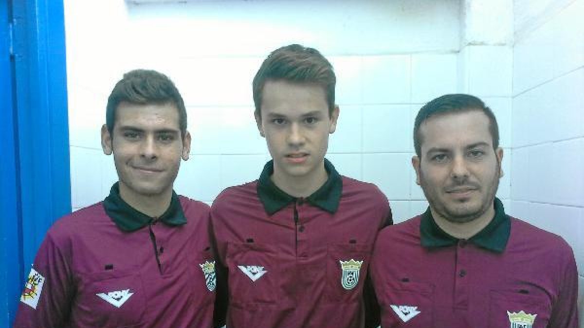 Raimundo (en el centro) con sus jueces de línea Martínez Sánchez y Santos Contreras.