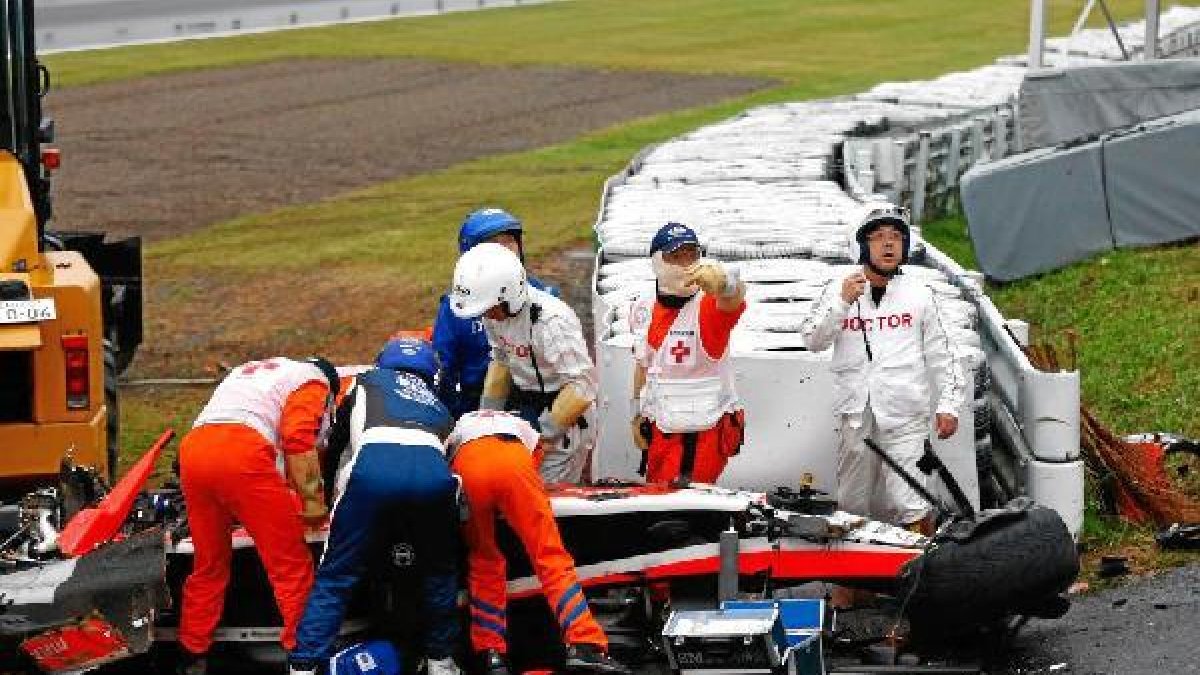 Las asistencias sanitarias con el piloto tras el accidente.