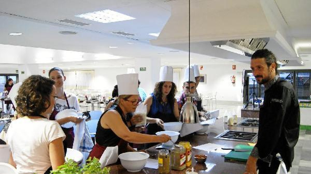 David Delgado orienta a los alumnos del curso de cocina vegetariana.