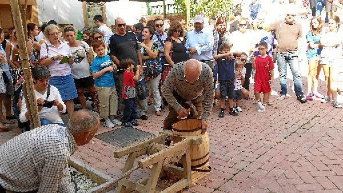 Una de las actividades de oficios antiguos. La elaboración de bidones de madera.