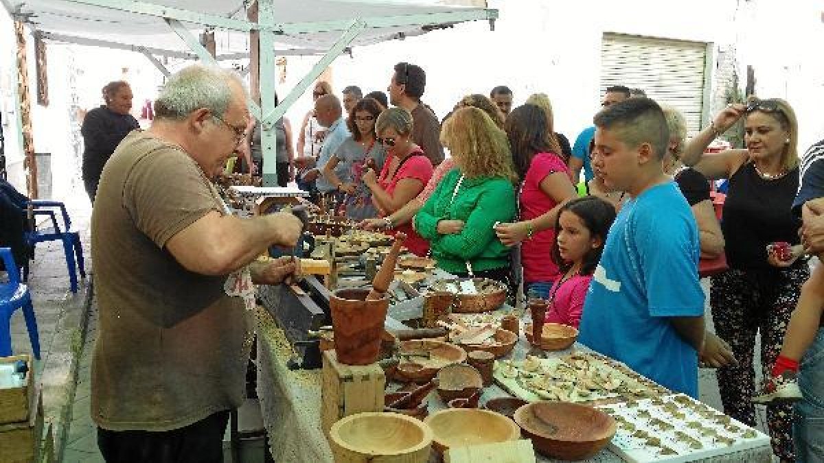 Gran expectación en uno de los puestos en las calles de Terque.