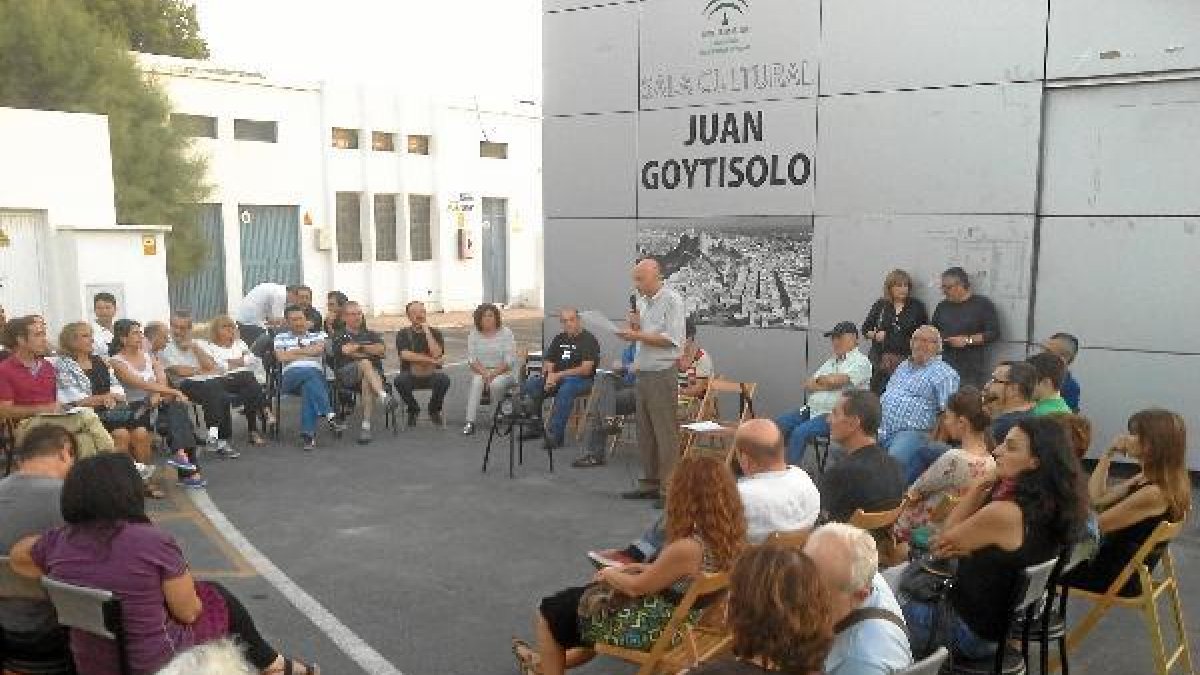 Reunión de Ganemos, ayer, en el Puerto.