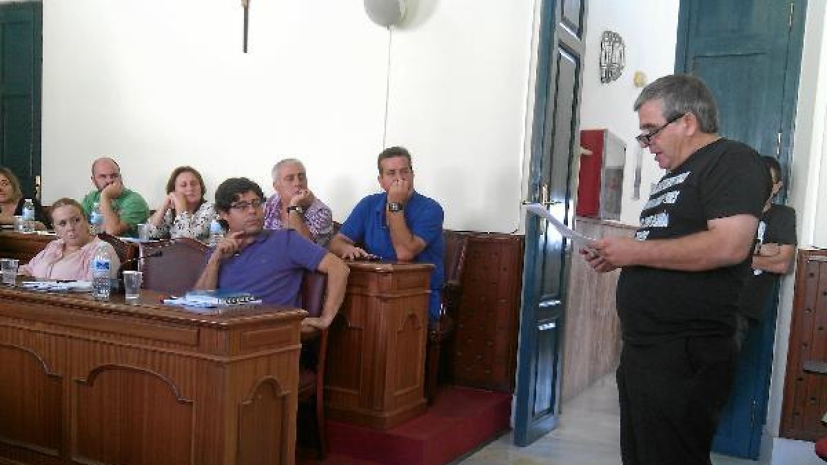 El propio afectado tomó la palabra por invitación de IU