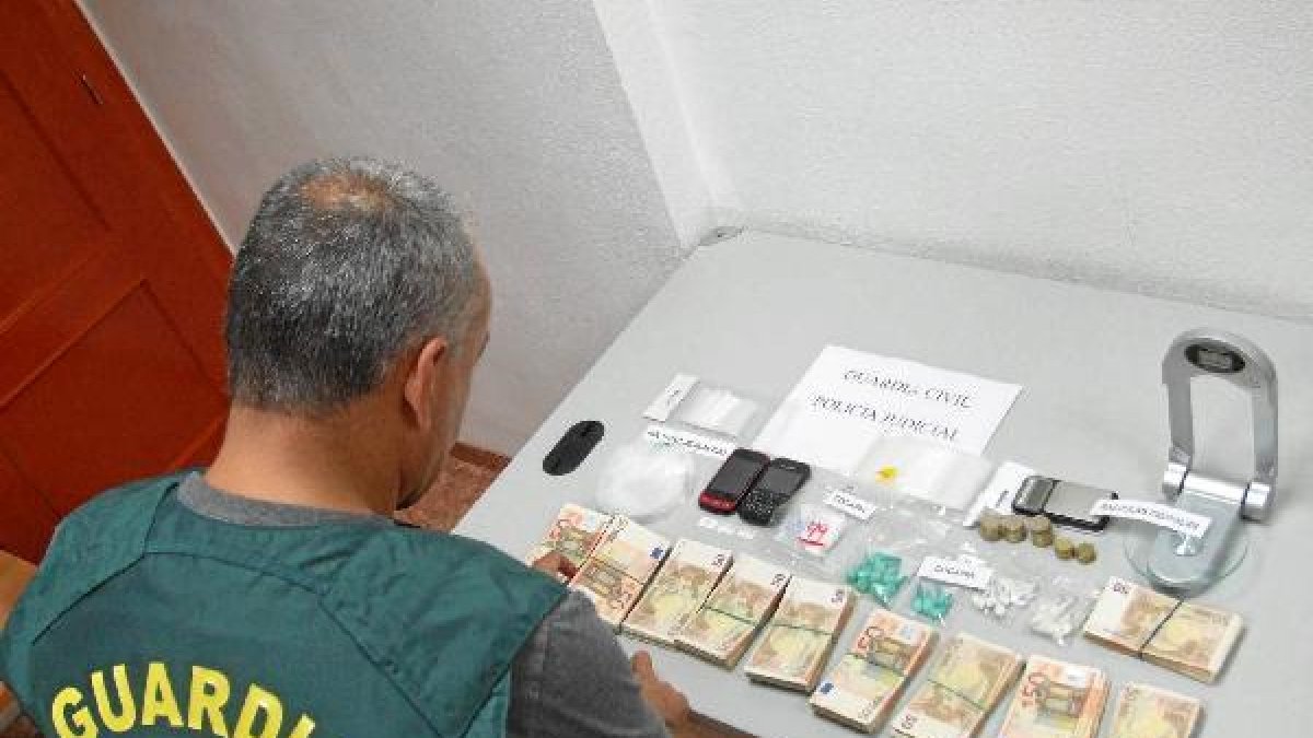 Un agente con material incautado al detenido.