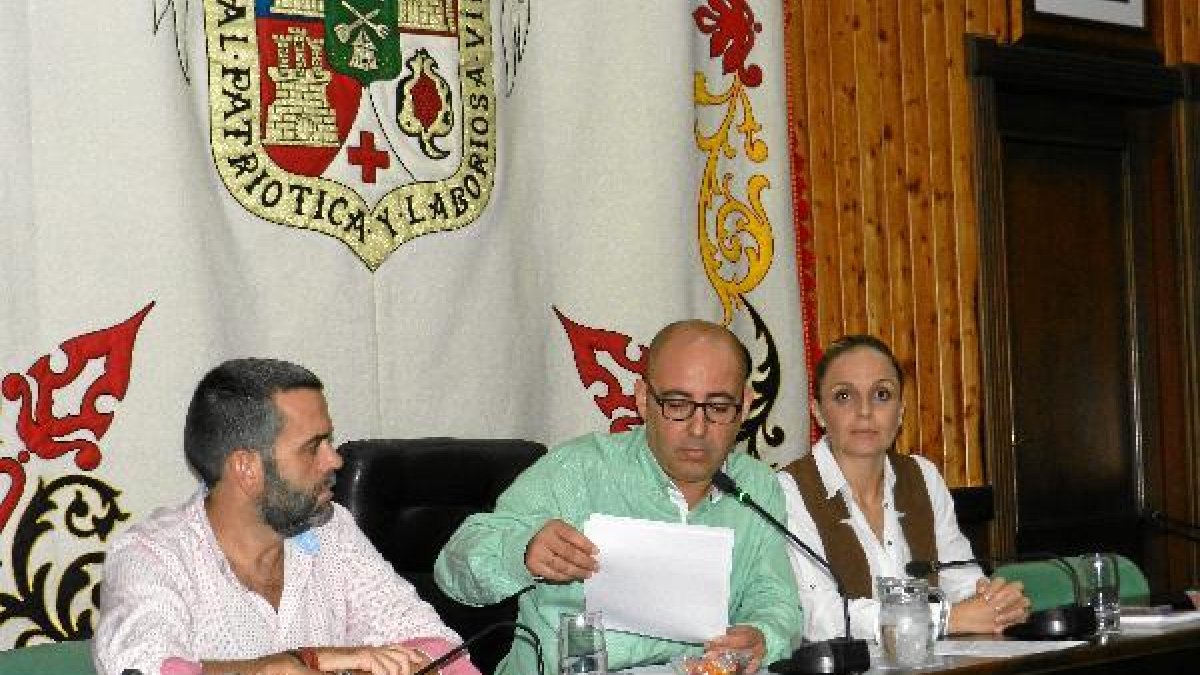 El alcalde con los concejales de Hacienda y Cultura durante la rueda de prensa.